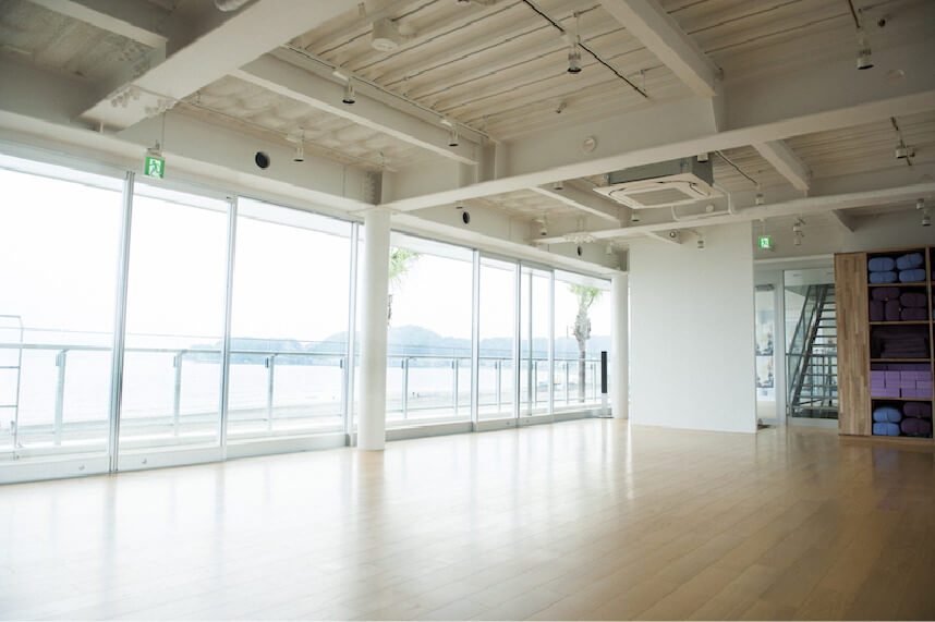 材木座テラスのヨガスタジオ風景