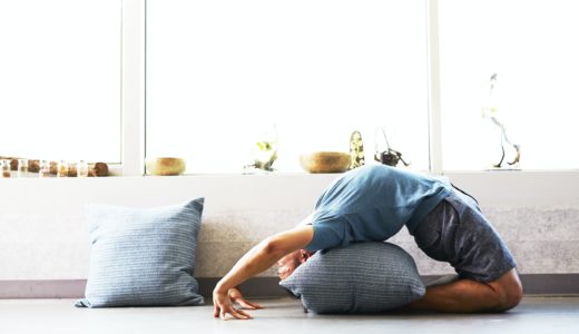 yogaをする男性