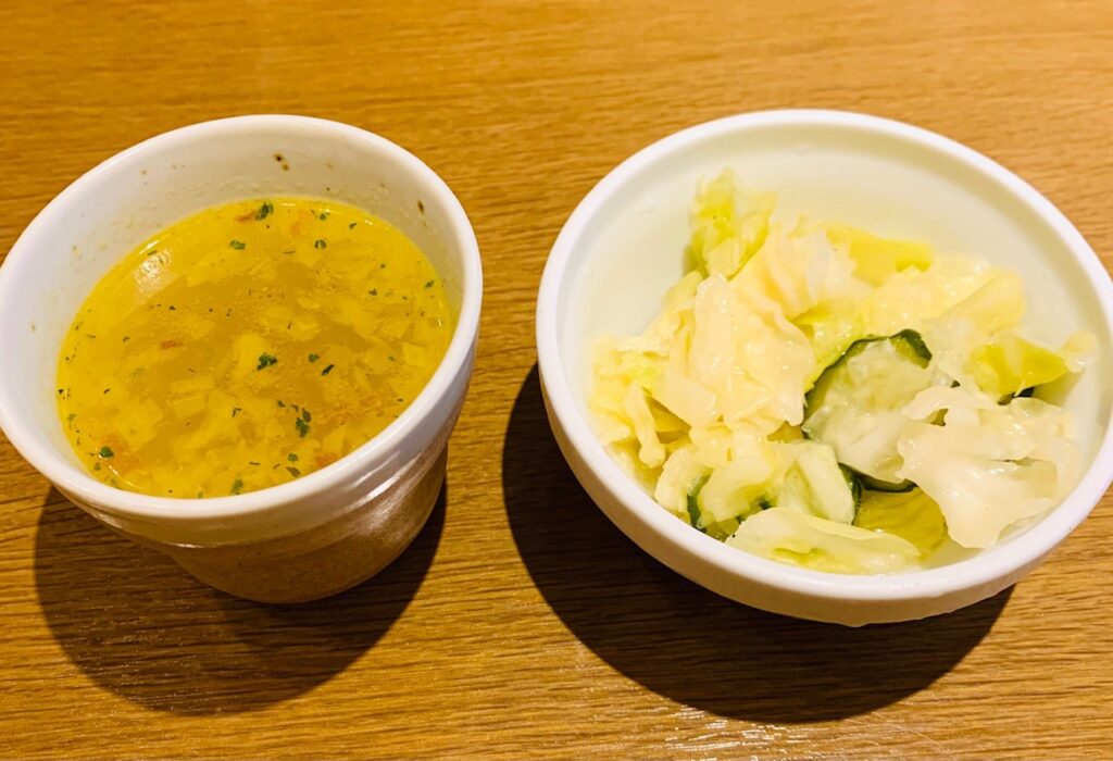 ローカルインディアのスープとサラダ