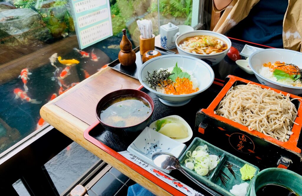 そば処「満留賀」の店内