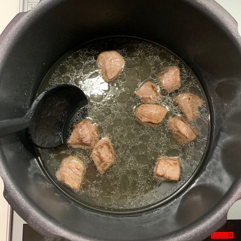 牛脂スープの作り方（水を入れて煮込む）