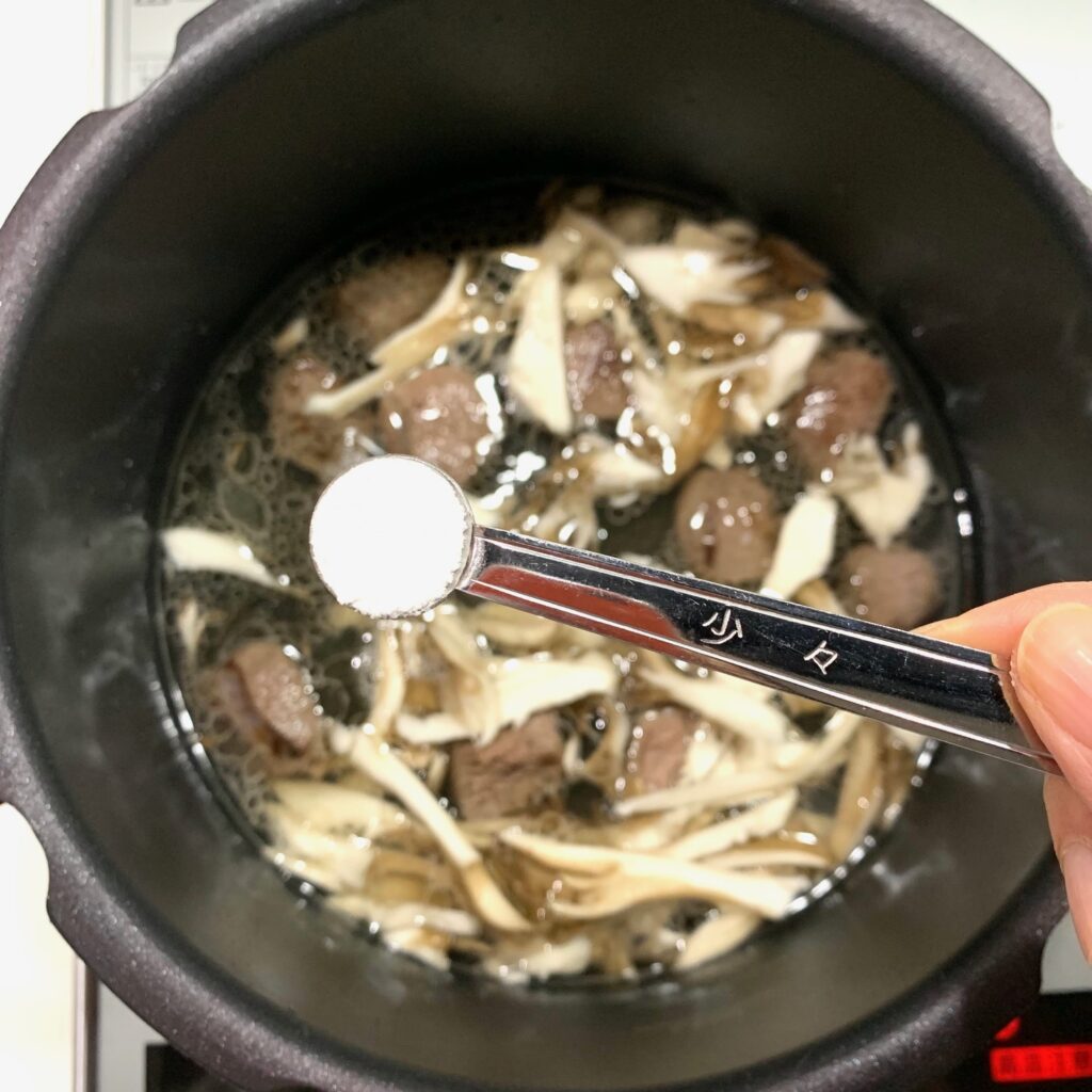 牛脂スープの作り方（塩を入れて煮込む）