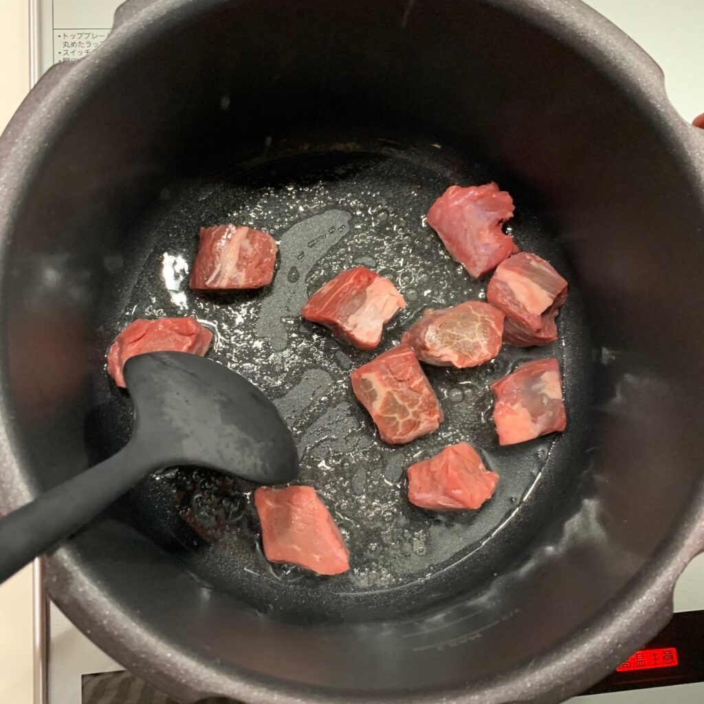 牛脂スープの作り方（牛肉を炒める）